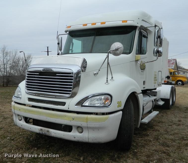 image for item J5002 2004 Freightliner Columbia semi truck