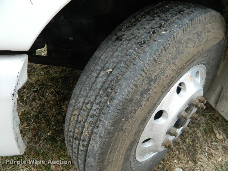 image for item J5002 2004 Freightliner Columbia semi truck