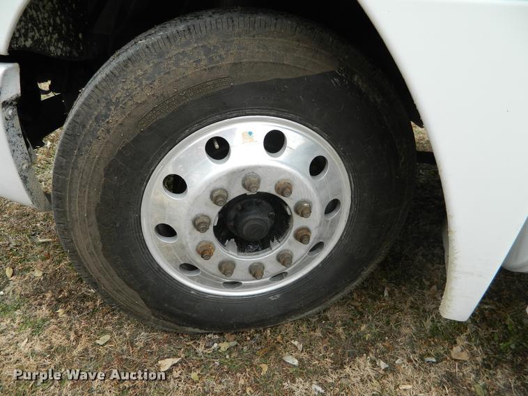 image for item J5002 2004 Freightliner Columbia semi truck