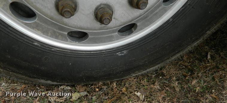 image for item J5002 2004 Freightliner Columbia semi truck