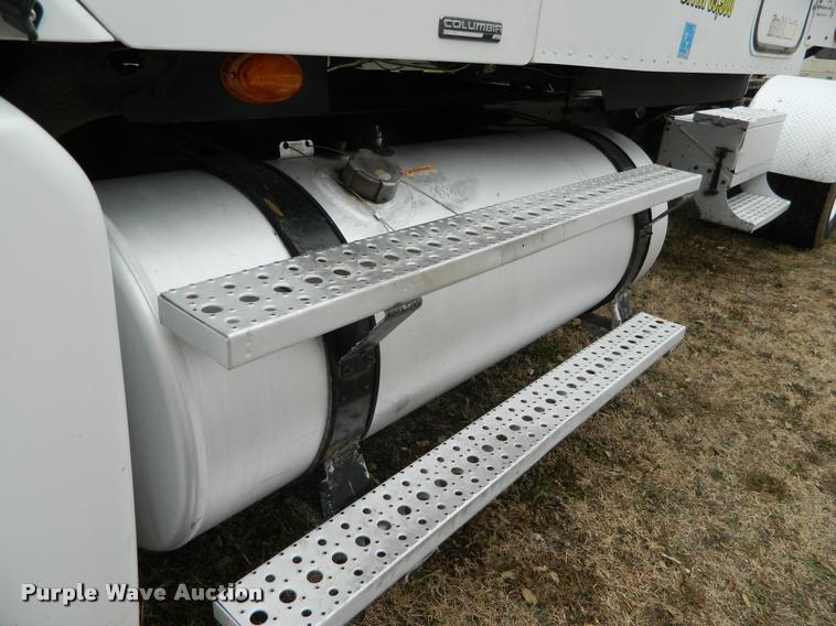 image for item J5002 2004 Freightliner Columbia semi truck