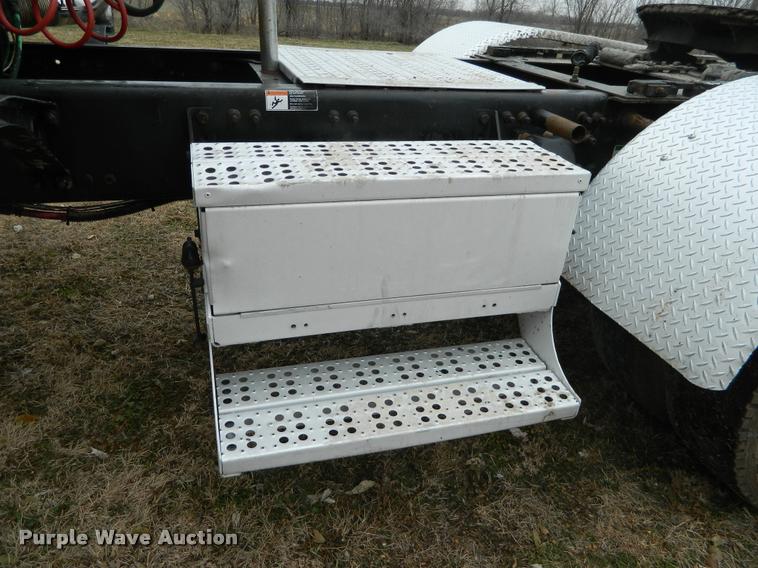 image for item J5002 2004 Freightliner Columbia semi truck