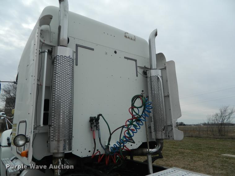 image for item J5002 2004 Freightliner Columbia semi truck