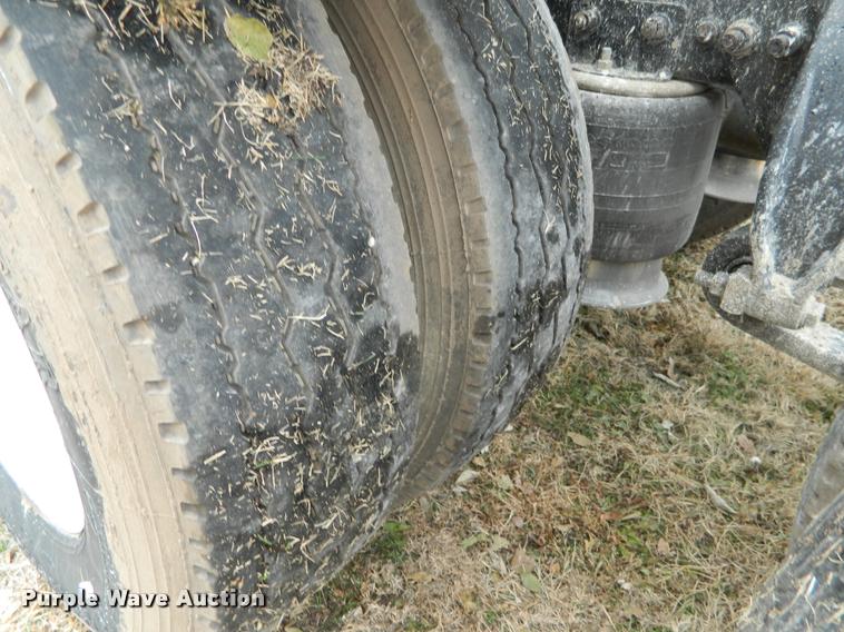 image for item J5002 2004 Freightliner Columbia semi truck