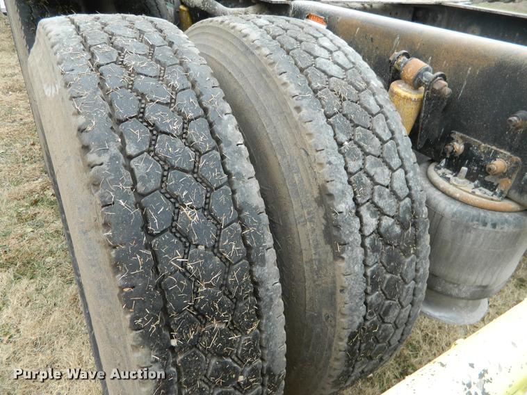 image for item J5002 2004 Freightliner Columbia semi truck