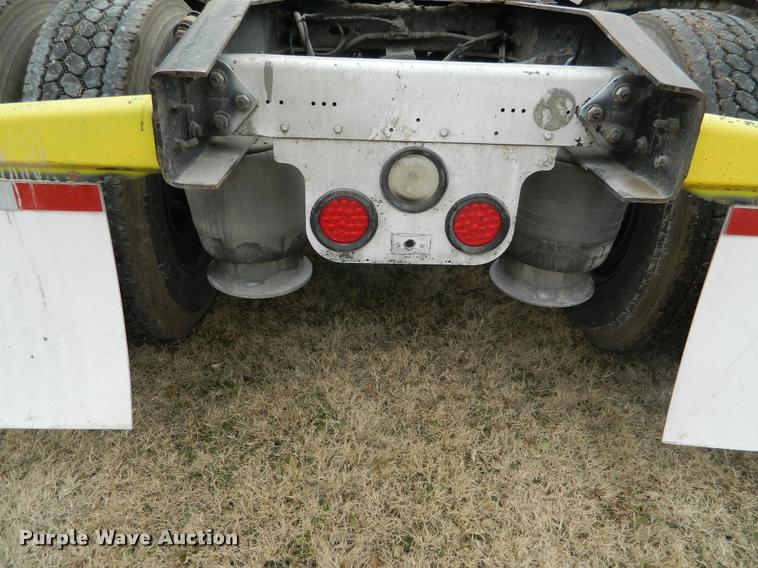 image for item J5002 2004 Freightliner Columbia semi truck