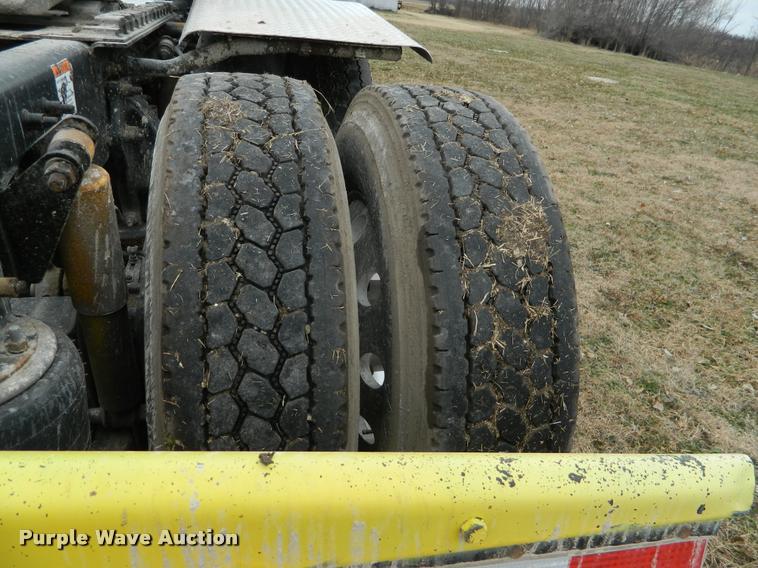 image for item J5002 2004 Freightliner Columbia semi truck