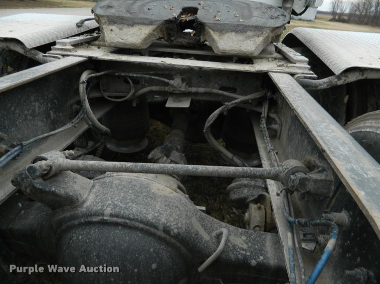 image for item J5002 2004 Freightliner Columbia semi truck