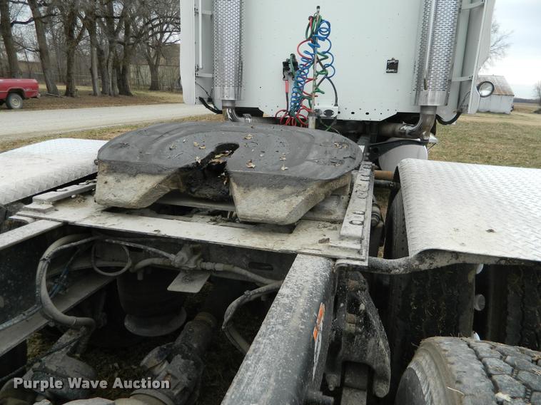 image for item J5002 2004 Freightliner Columbia semi truck