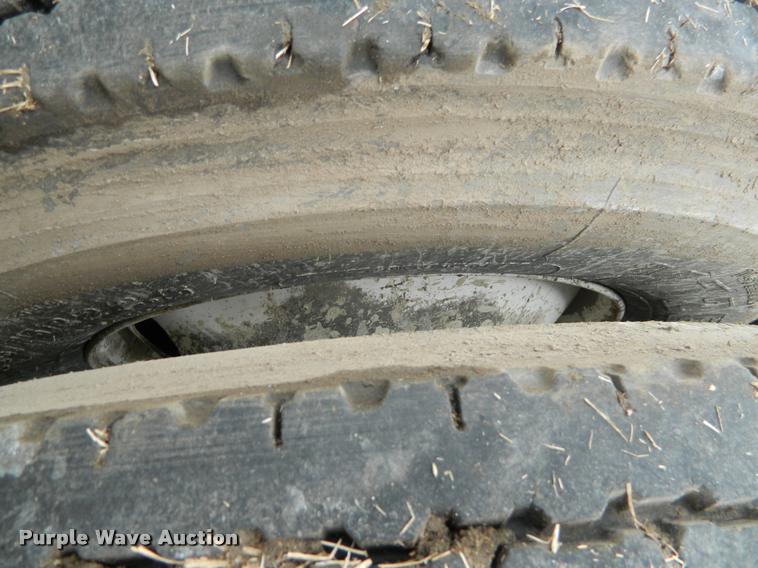 image for item J5002 2004 Freightliner Columbia semi truck