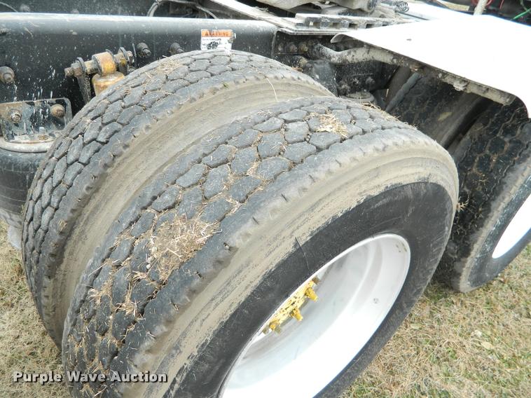 image for item J5002 2004 Freightliner Columbia semi truck