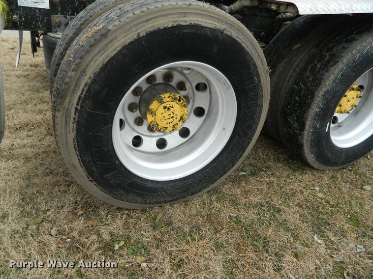 image for item J5002 2004 Freightliner Columbia semi truck