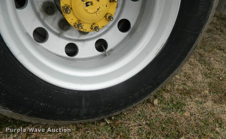 image for item J5002 2004 Freightliner Columbia semi truck