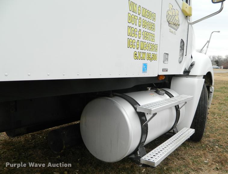 image for item J5002 2004 Freightliner Columbia semi truck