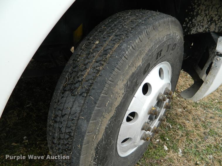 image for item J5002 2004 Freightliner Columbia semi truck