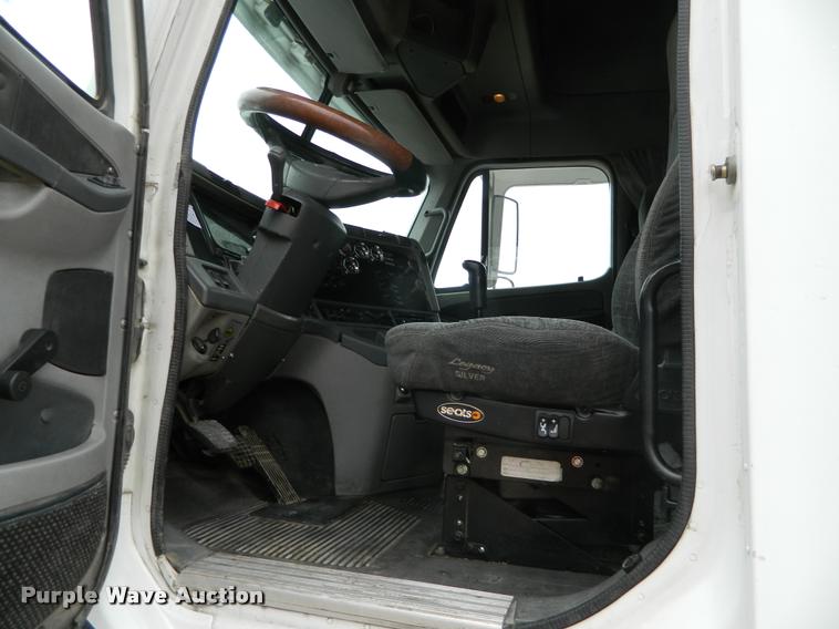 image for item J5002 2004 Freightliner Columbia semi truck