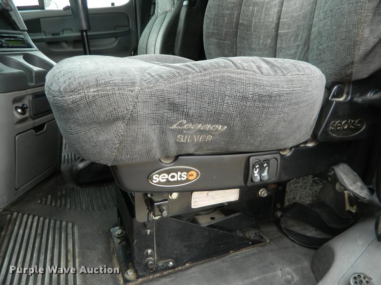 image for item J5002 2004 Freightliner Columbia semi truck