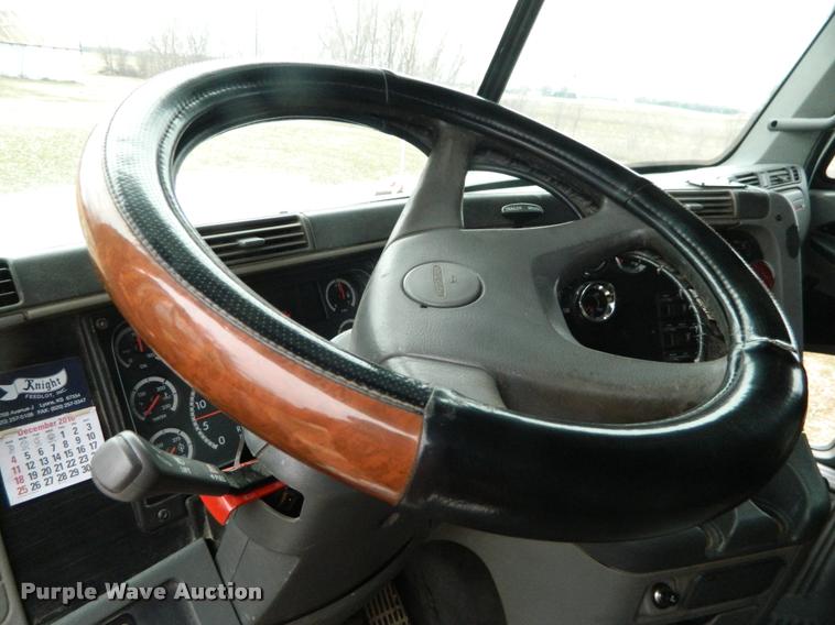 image for item J5002 2004 Freightliner Columbia semi truck