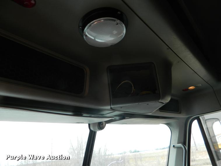 image for item J5002 2004 Freightliner Columbia semi truck