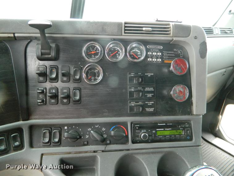 image for item J5002 2004 Freightliner Columbia semi truck