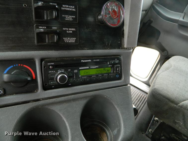 image for item J5002 2004 Freightliner Columbia semi truck