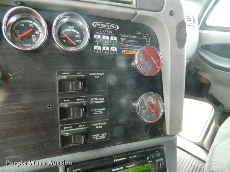 image for item J5002 2004 Freightliner Columbia semi truck