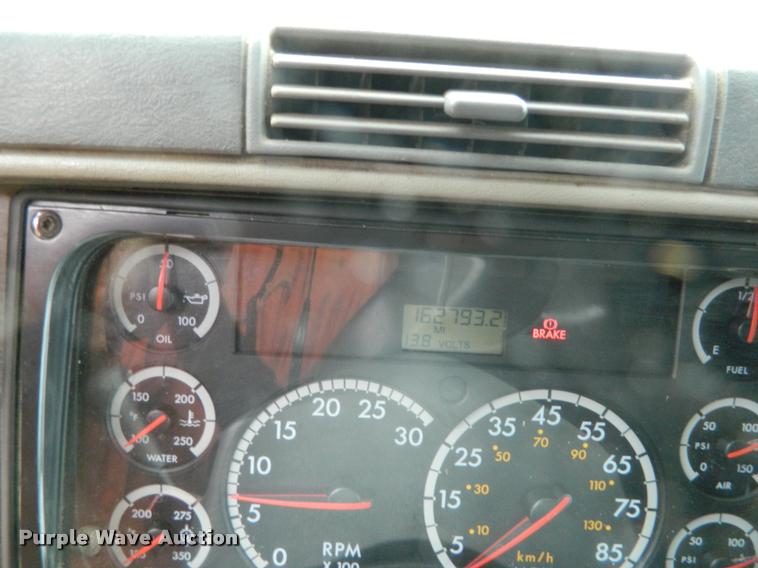 image for item J5002 2004 Freightliner Columbia semi truck