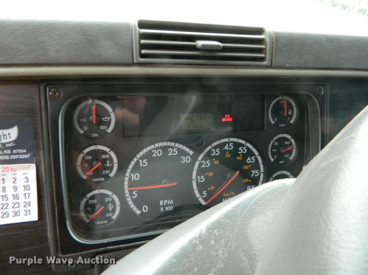 image for item J5002 2004 Freightliner Columbia semi truck