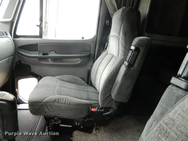 image for item J5002 2004 Freightliner Columbia semi truck