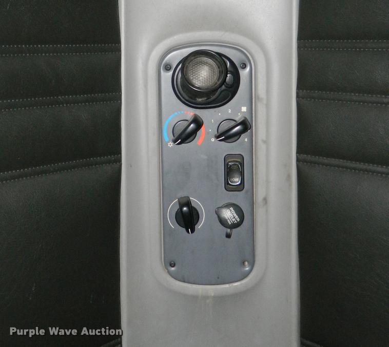 image for item J5002 2004 Freightliner Columbia semi truck