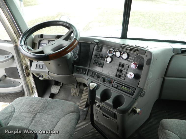 image for item J5002 2004 Freightliner Columbia semi truck