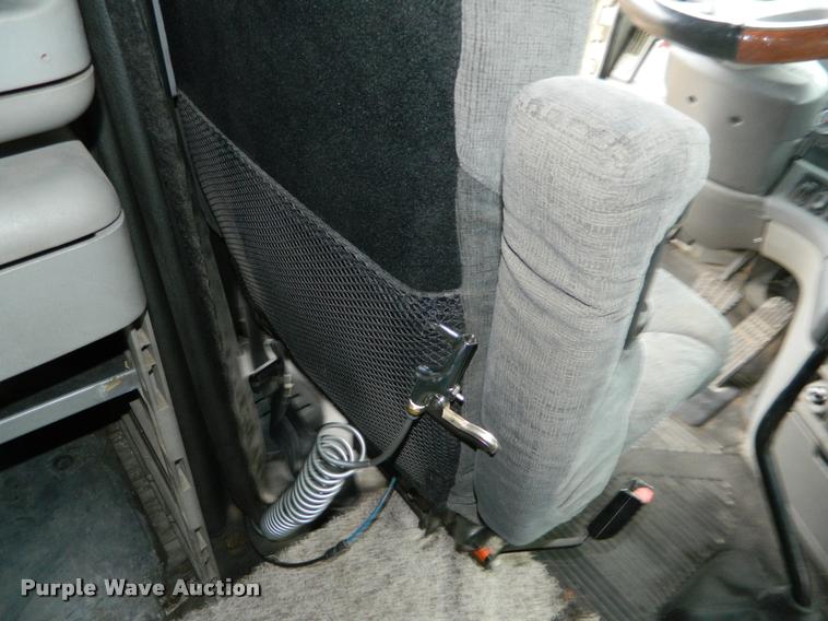 image for item J5002 2004 Freightliner Columbia semi truck