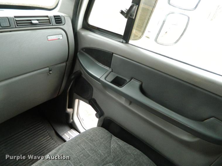 image for item J5002 2004 Freightliner Columbia semi truck