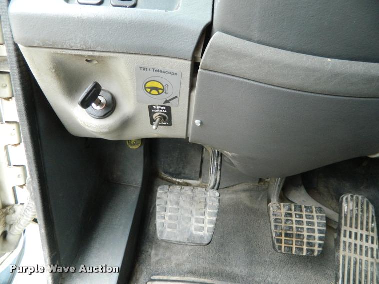 image for item J5002 2004 Freightliner Columbia semi truck