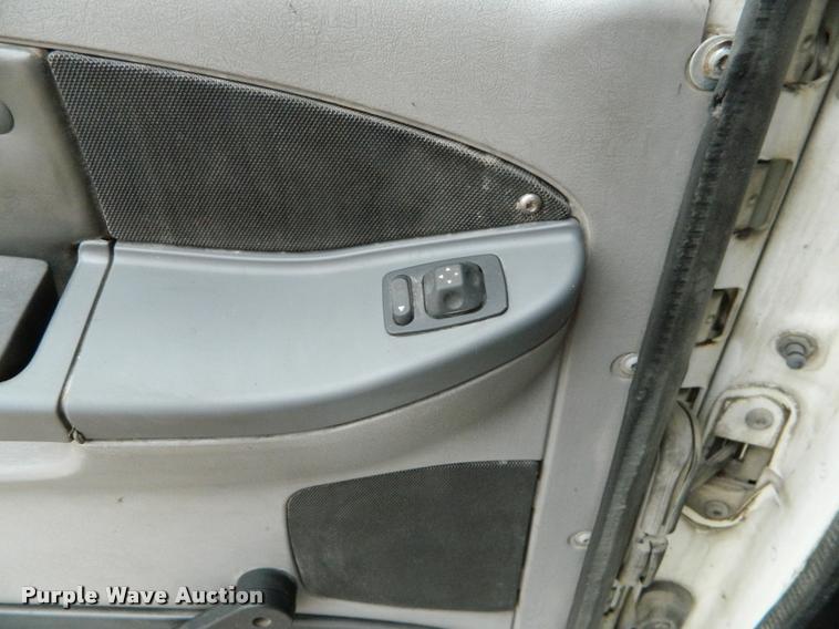 image for item J5002 2004 Freightliner Columbia semi truck