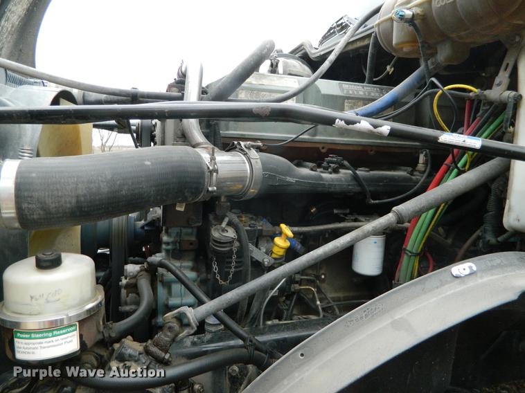 image for item J5002 2004 Freightliner Columbia semi truck