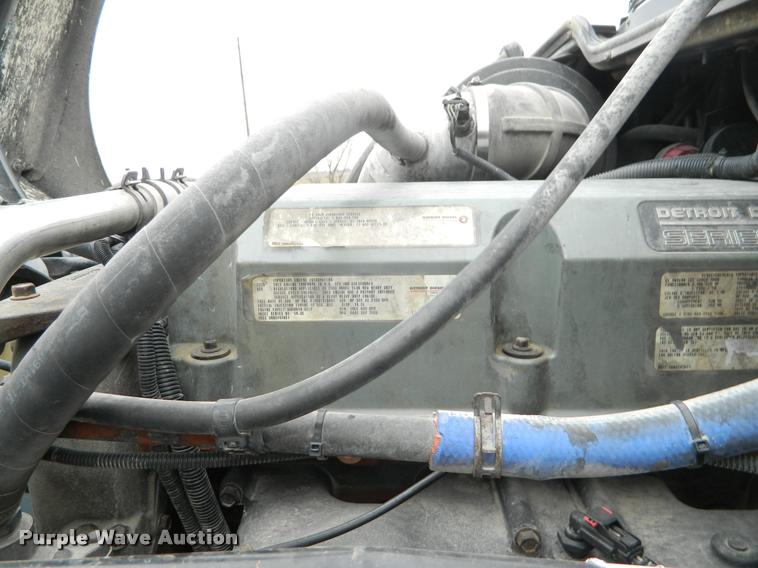 image for item J5002 2004 Freightliner Columbia semi truck