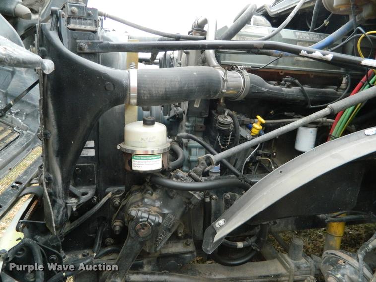 image for item J5002 2004 Freightliner Columbia semi truck