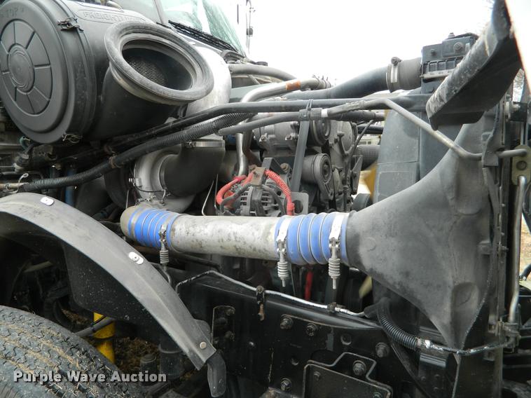 image for item J5002 2004 Freightliner Columbia semi truck