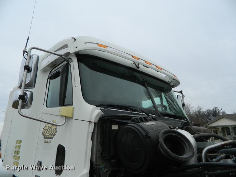 image for item J5002 2004 Freightliner Columbia semi truck