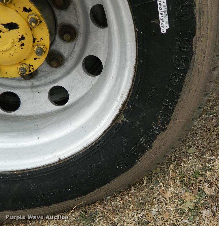 image for item J5002 2004 Freightliner Columbia semi truck