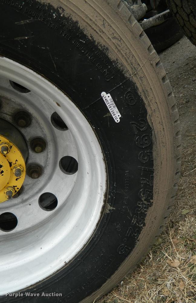 image for item J5002 2004 Freightliner Columbia semi truck