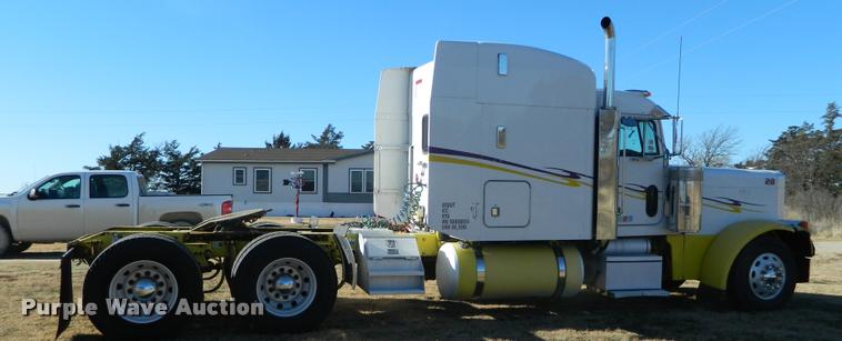 image for item J5010 2005 Peterbilt 379 semi truck