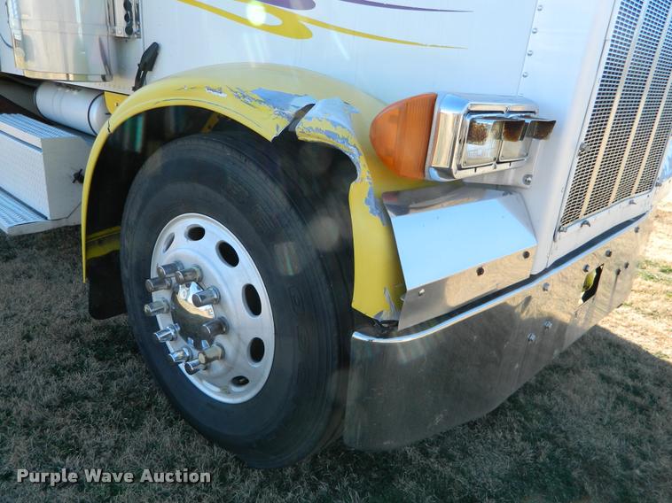 image for item J5010 2005 Peterbilt 379 semi truck