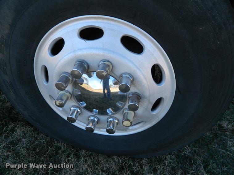 image for item J5010 2005 Peterbilt 379 semi truck