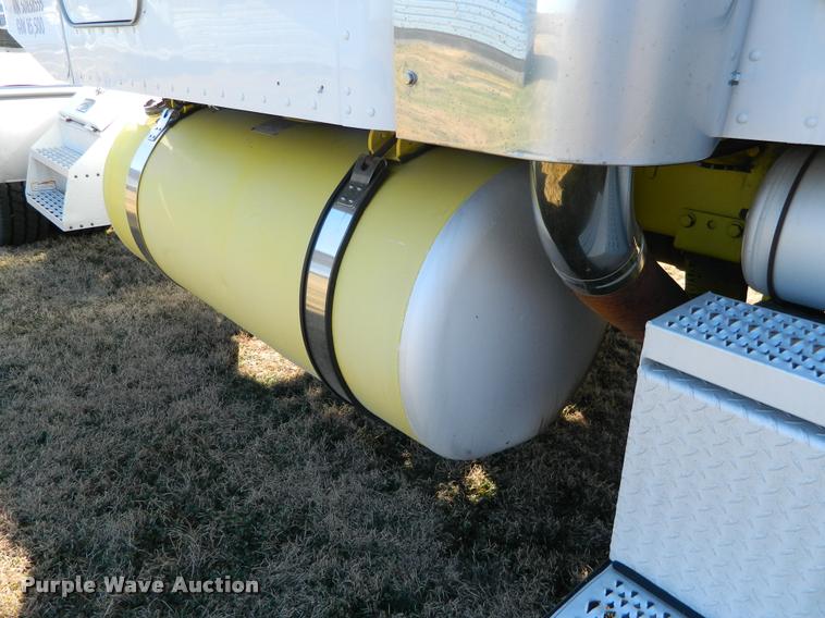 image for item J5010 2005 Peterbilt 379 semi truck