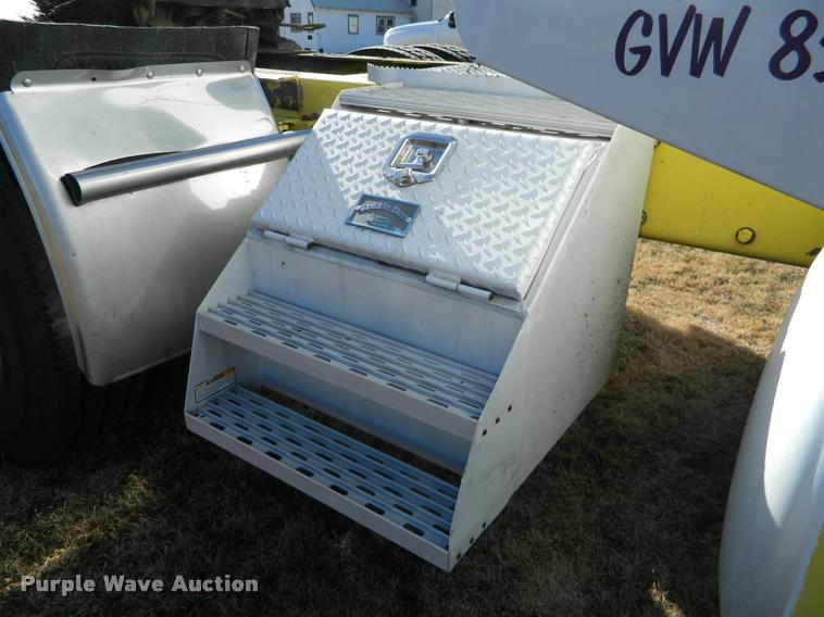 image for item J5010 2005 Peterbilt 379 semi truck