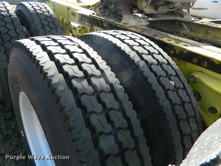 image for item J5010 2005 Peterbilt 379 semi truck