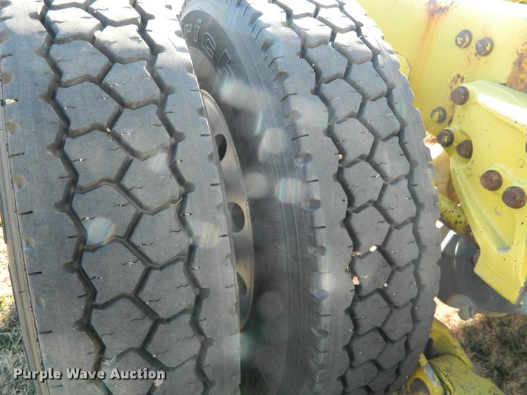 image for item J5010 2005 Peterbilt 379 semi truck