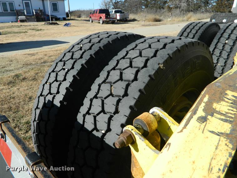 image for item J5010 2005 Peterbilt 379 semi truck